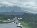 [Vídeo] Avião faz pouso forçado entre carros na BR-101 em SC