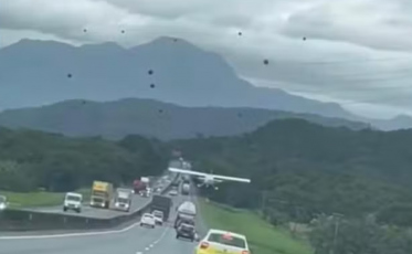 [Vídeo] Avião faz pouso forçado entre carros na BR-101 em SC