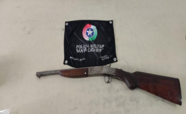 Homem é preso após tentativa de fuga e apreensão de espingarda
