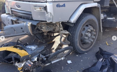 Mãe e filho morrem em acidente entre moto e caminhão