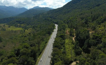 Acidente entre caminhões tranca a pista Sul no Morro dos Cavalos por quase quatro horas