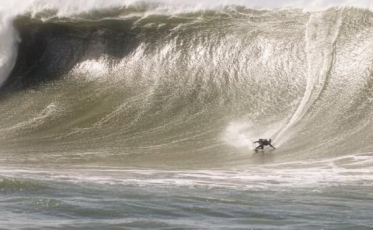 Jaguaruna atinge maior onda e surfista quebra recorde no Brasil