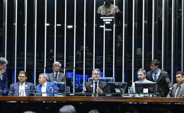 Brasil avança contra adultização precoce: Senado aprova regras para redes sociais