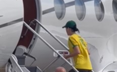 De chinelos e marmita na mão, Katy Perry é vista no aeroporto de Florianópolis