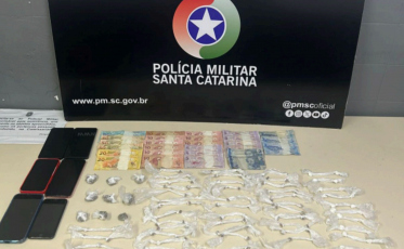 Quatro são presos e adolescente é apreendida por tráfico em Criciúma