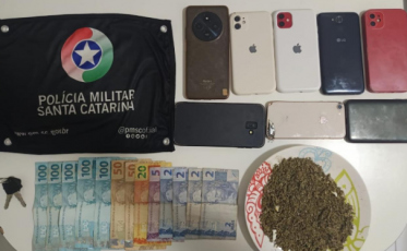 Placa adulterada e droga são apreendidas após denúncia em Forquilhinha