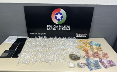 Dois homens são presos com drogas perto do CT do Criciúma