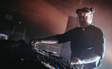 [Vídeo] Padre DJ transforma praça da Catedral em pista de rave