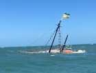 [Vídeo] Embarcação naufraga em Laguna com cinco tripulantes