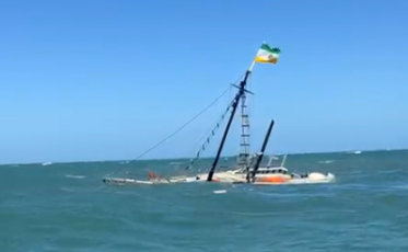 [Vídeo] Embarcação naufraga em Laguna com cinco tripulantes