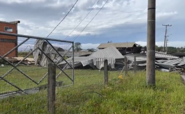 Ventania destelha fábrica de móveis em Araranguá (VÍDEO) 