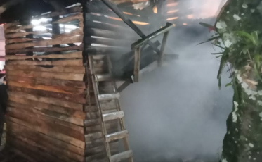 Casa de madeira usada para eventos natalinos pega fogo em Turvo