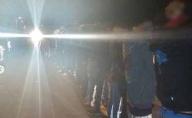 Com cerca de 50 pessoas, 