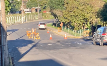 Araranguá: risco de queda da pista faz prefeitura interditar rua Rui Barbosa 