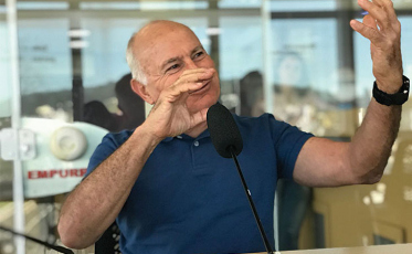 Vilfredo Schürmann relembra interação com orangotangos e Triângulo das Bermudas