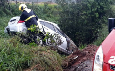 Acidente em pista encharcada causa morte em Içara