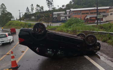 Capotamento na “curva do S” é registrado na SC-108