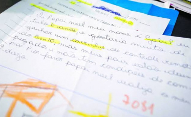 Nos Correios tem cartinhas para o Papai Noel