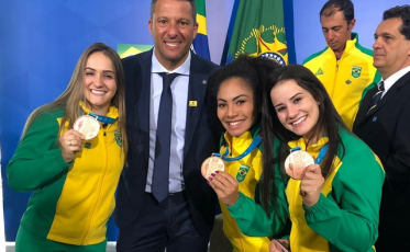 Caratecas de Içara são recebidas em Brasília