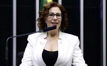 Impeachment: Carla Zambelli divulga número dos cinco deputados cobrando “justiça”