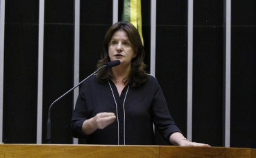 Carmen protesta contra a falta de sessões na Câmara dos Deputados