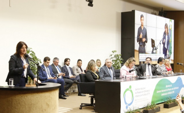 Carmen defende fortalecimento de políticas públicas para proteção do parto