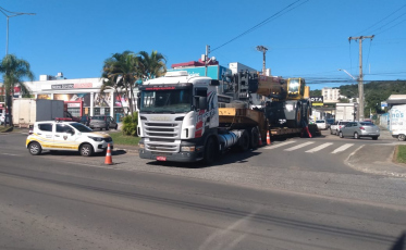 Avenida desbloqueada, carreta segue viagem