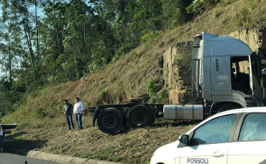 Acidente com carreta complica trânsito na Via Rápida