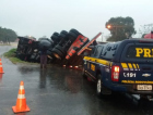 Carreta tomba na antiga BR-101, em Araranguá