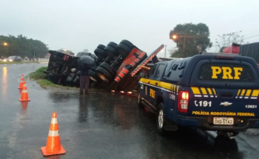 Carreta tomba na antiga BR-101, em Araranguá