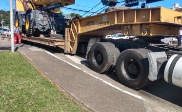 Avenida desbloqueada, carreta segue viagem