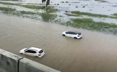 Não deu! Motoristas tentam a sorte e ficam presos no alagamento da BR 101 (VÍDEO)