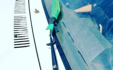 Condutor é flagrado usando rodo de limpeza como limpador de para-brisas