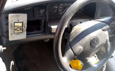 Carro com interruptor doméstico no painel é abandonado na BR-101