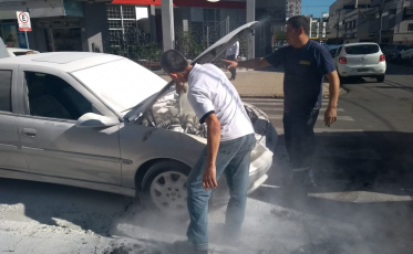 Fogo em carro resulta em susto no Centro