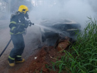 Bombeiros controlam fogo em veículo