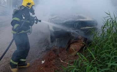 Bombeiros controlam fogo em veículo