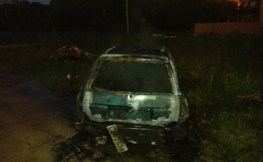 Fogo destrói carro em Içara