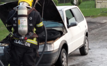 Veículo pega fogo próximo a hospital de Araranguá