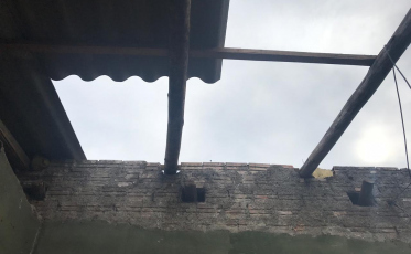 Forte vento destelha residência no Rincão