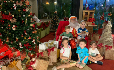 Casa do Papai Noel recebe crianças e adultos na sua casa, na Praça do Congresso