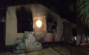 Fogo destrói residência em Armazém