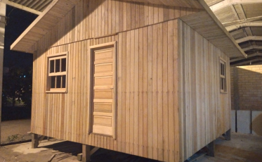 Alunos do curso de carpintaria constroem casa que será doada para família de Lauro Müller