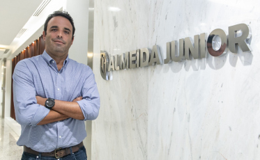 Almeida Junior tem novo CCO