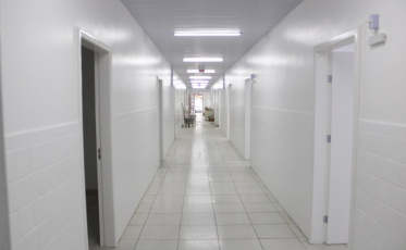 Obras perto do fim no Centro de Tratamento Coronavírus no Rio Maina