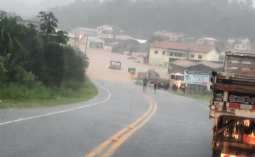 Temporal atrapalha aeroporto e derruba barreiras em estradas