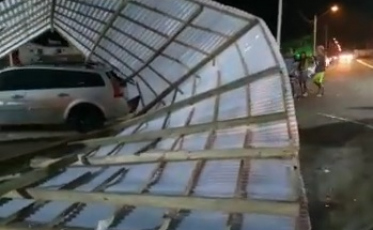 Chuva forte causa estragos em Araranguá (VÍDEO)