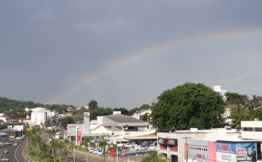 Chuva com sol em outra tarde muito quente