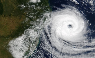 Ciclone se afasta de Santa Catarina, mas o mar ainda exige cautela