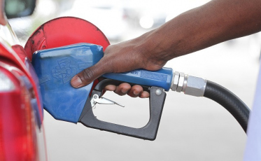 Gasolina sobe três centavos, mas segue abaixo dos R$ 4